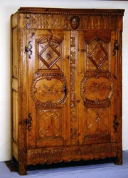 Französischer Schrank